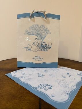 New Disneyland Club 33 Alice In Wonderland Medium Size Gift Bag & Paper Set